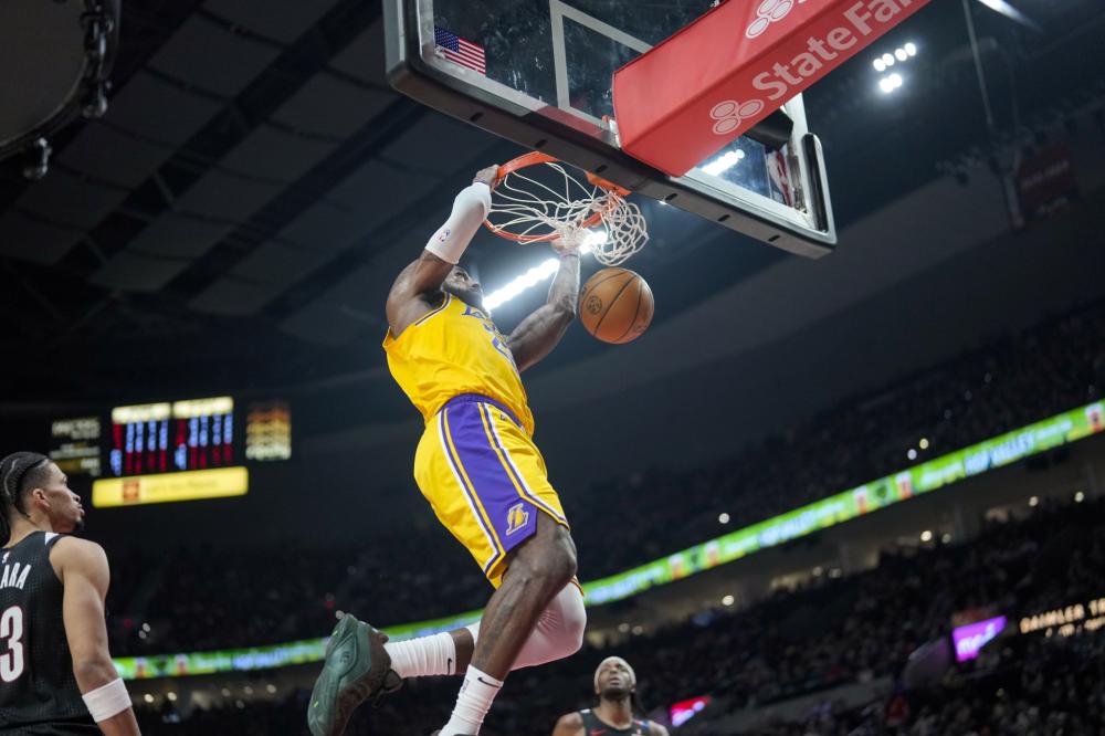 火箭三节领先湖人18分，圣诞大战悬念犹存（圣诞大战仍存悬念：火箭三节领先湖人18分）